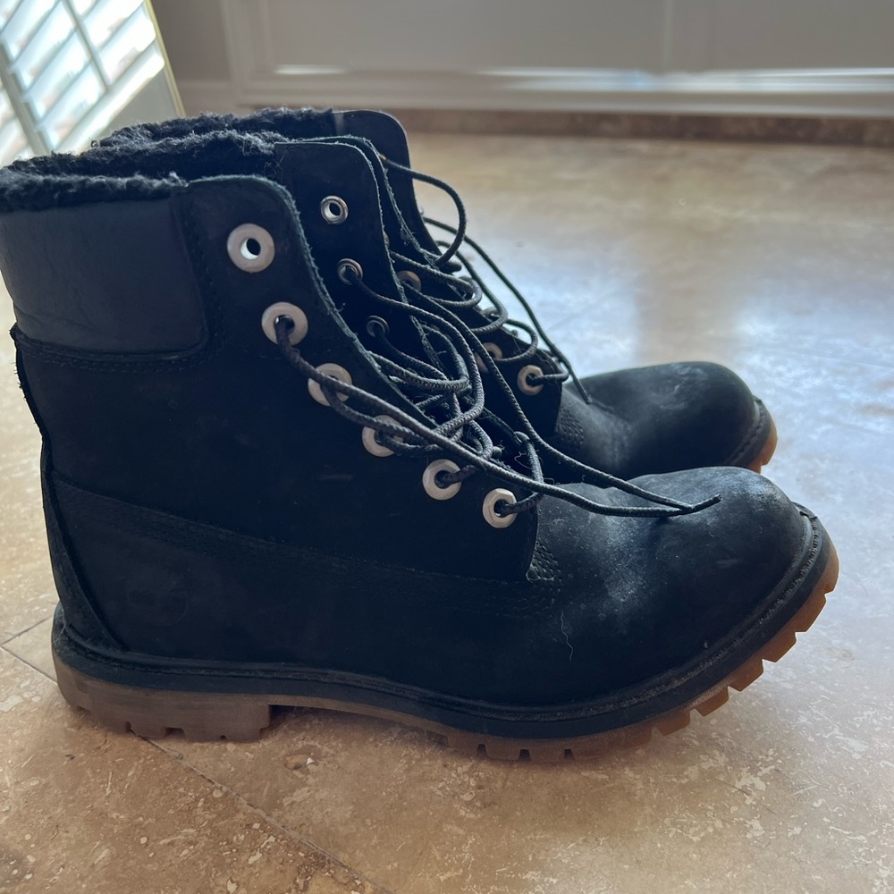 Black Timberland Lace-Up Boots with Fur Lining women’s size 8.5